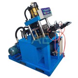 Hogyan cserélhetem ki a lyukasztópengéket egy tűzőlyukasztó gépben?